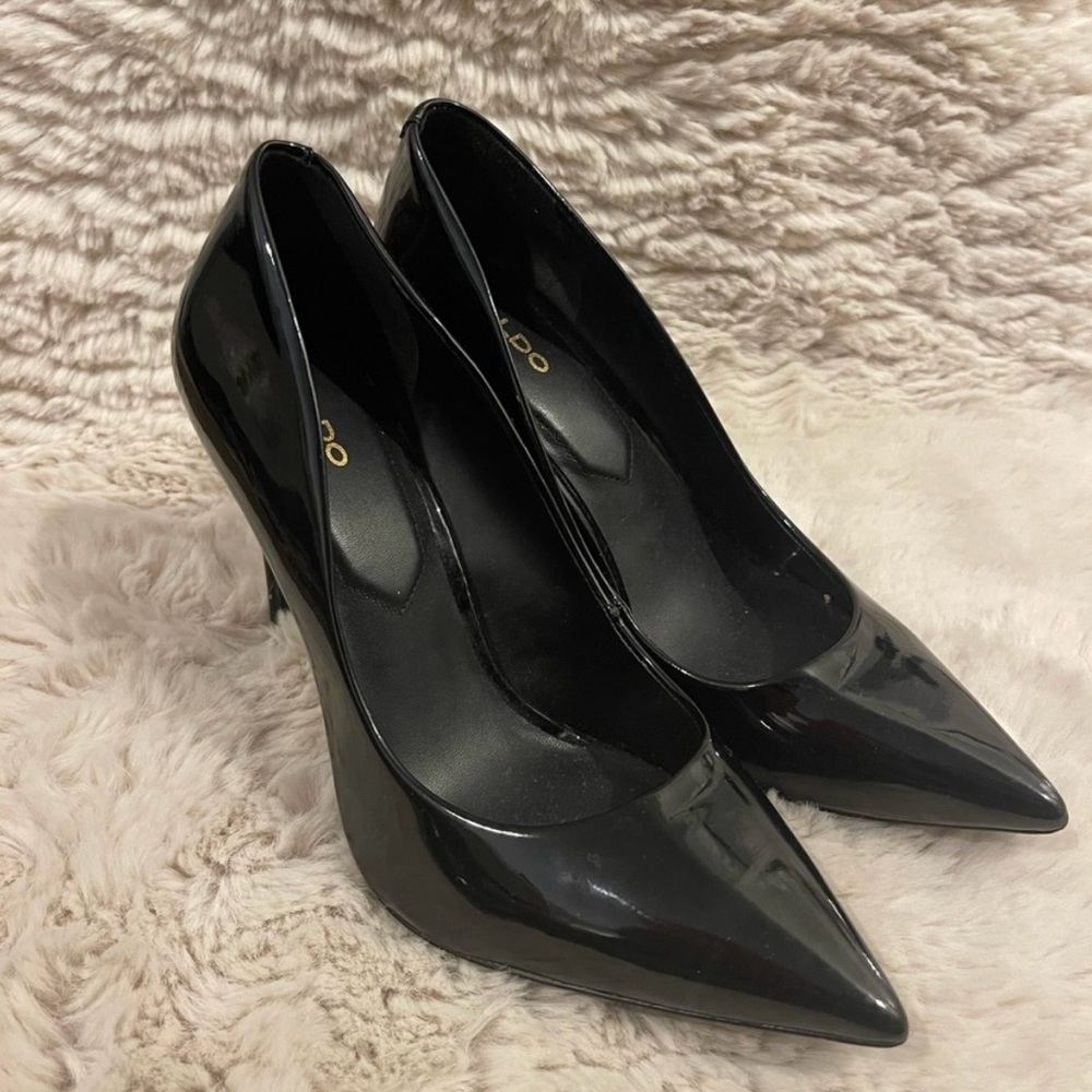 Also patent leather pumps